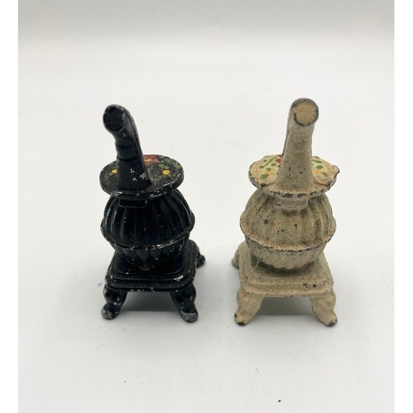 Vintage Miniature Cast Iron Stove Salt‎ Pepper Shakers Black White Floral 3"H - Picture 2 of 4